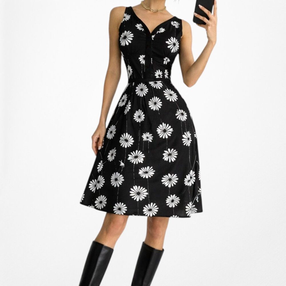 Vintage Y2K 90s Black White Print Floral Knee Length Pleated Skater Dress Size M